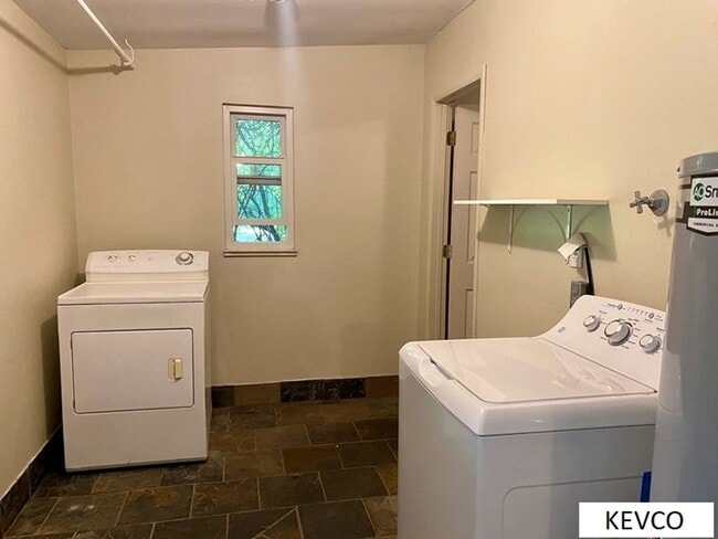 Building Photo - House Just One Block from CSU!