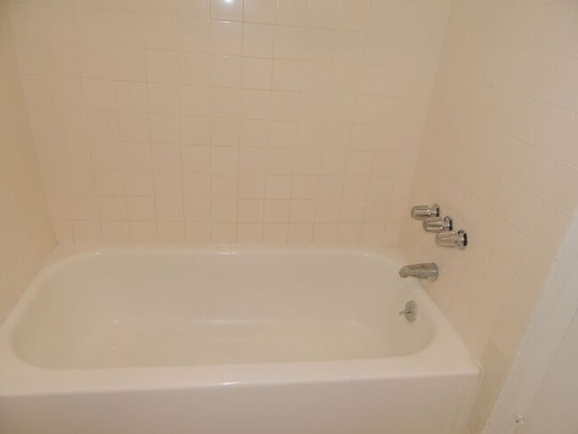 Building Photo - Renovated Townhouse in Paramount w/ Parkin...