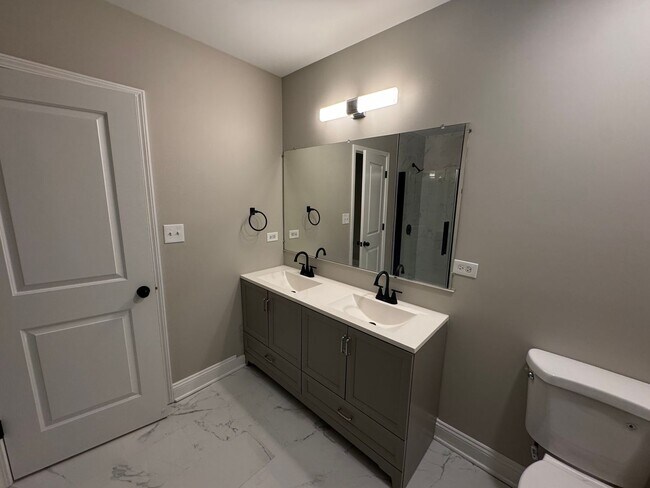 Building Photo - Stunning gut-renovated 3-bedroom, 2-bath condo in South Shore