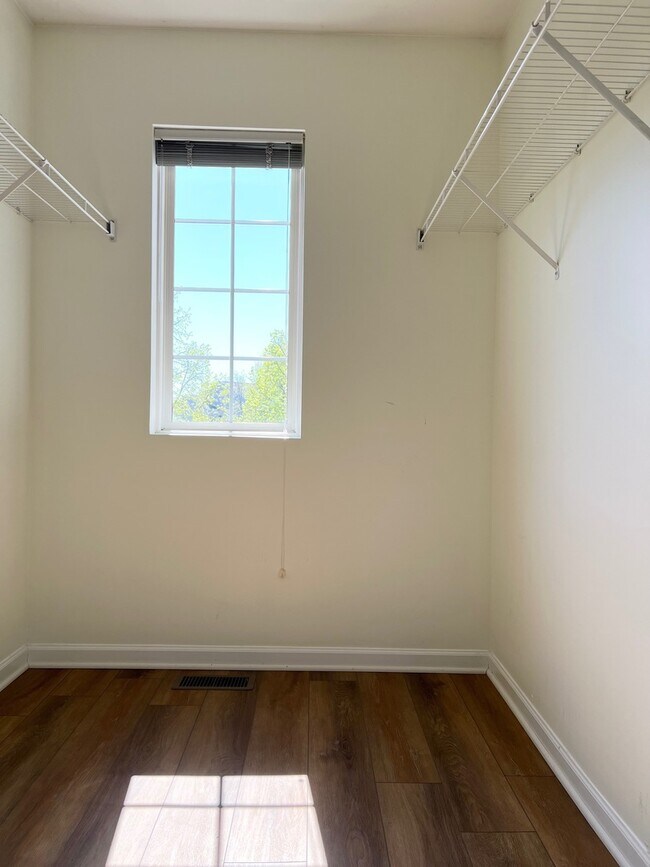 Building Photo - 601 Blackstone Ct