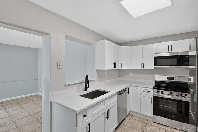 Building Photo - 1037 W 28th St