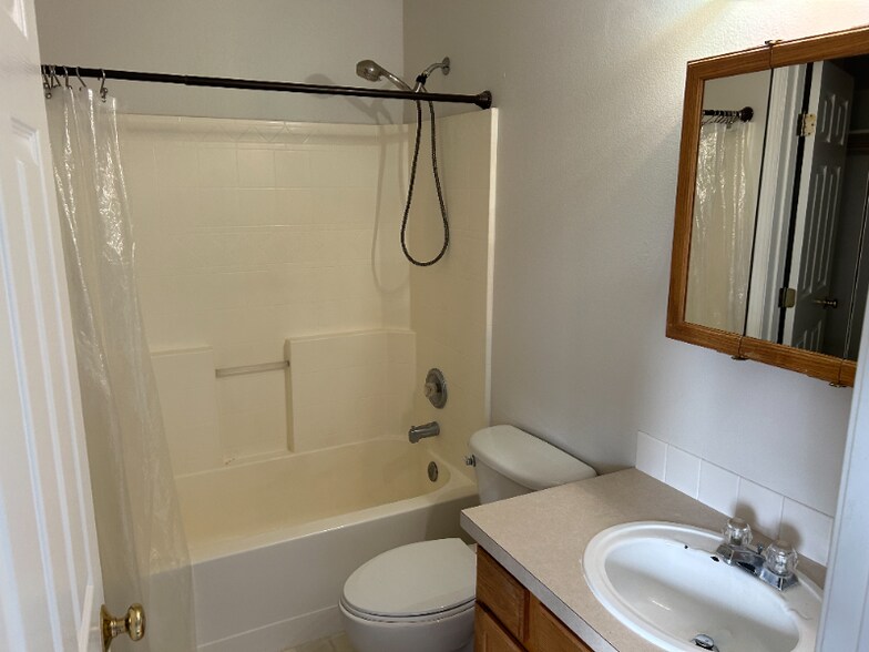 Building Photo - 1427 W Roberts Pl