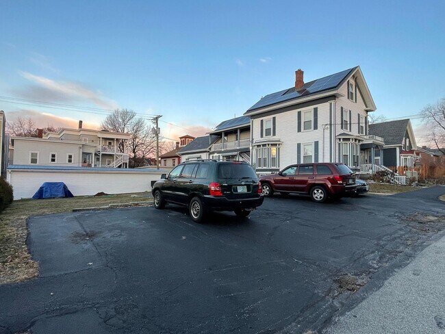 Building Photo - 114 Walnut St