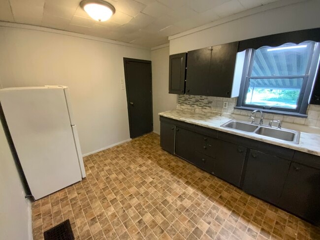 Building Photo - 17 Fairweight-