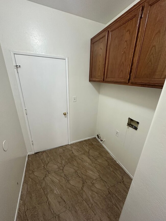 Building Photo - Charming 4-Bedroom Rental in Bakersfield, CA