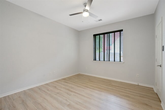 Building Photo - 30 Taupewood Pl