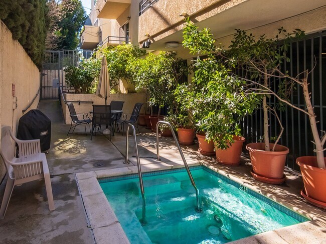 Building Photo - Luxury Living in Toluca Lake!