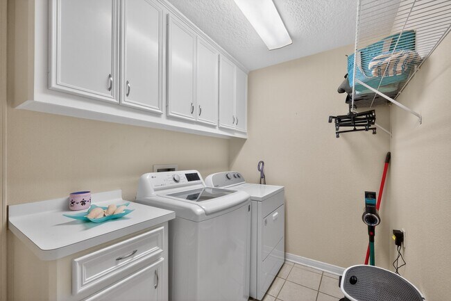 Building Photo - 1017 Pin Oak Dr