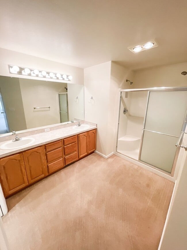Building Photo - Spacious open floor plan in North Hills