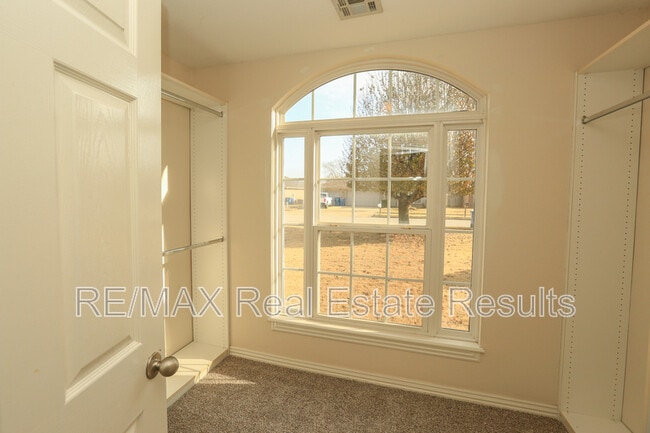 Building Photo - 1202 SW Cabriolet St