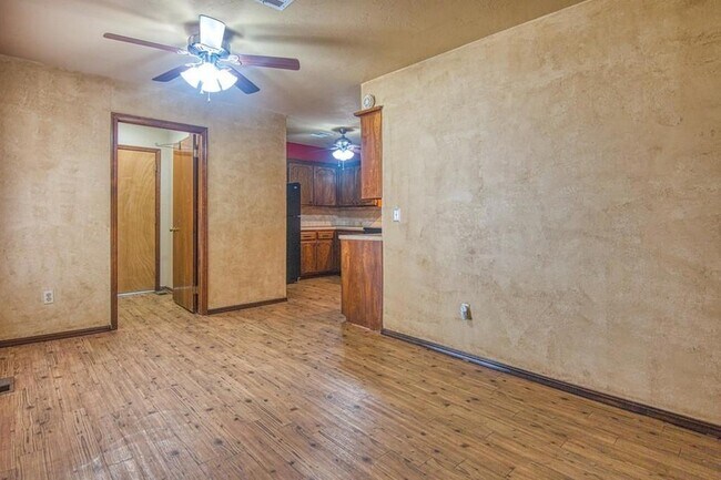Building Photo - 904 S 13th St
