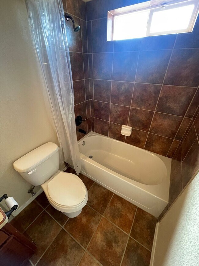 Building Photo - Lovely 4 Bedroom/2 Bath home in Parkhill E...