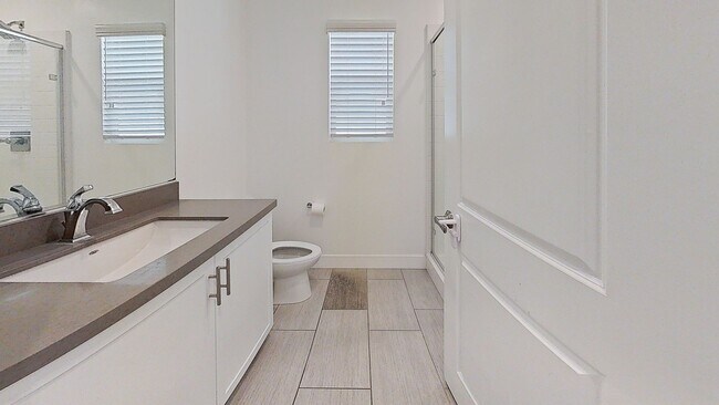 Building Photo - Stunning 5-Bedroom Home in the Heart of Re...