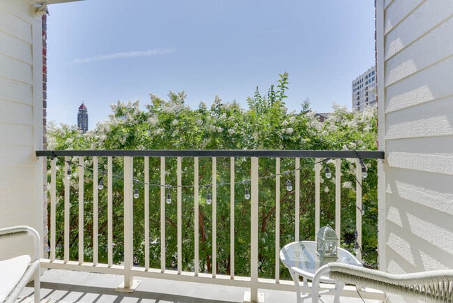 Building Photo - 321 Duke St