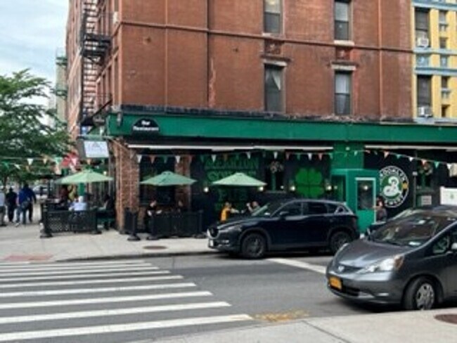 Building Photo - 320 E 96th St