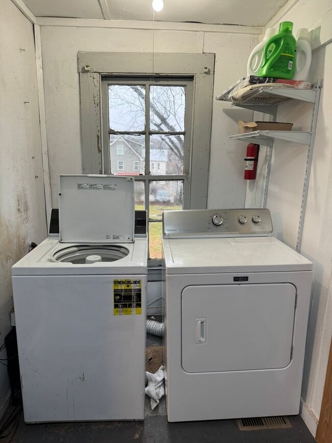 Building Photo - SHORT DISTANCE TO DOWNTOWN AND SANFORD STADIUM