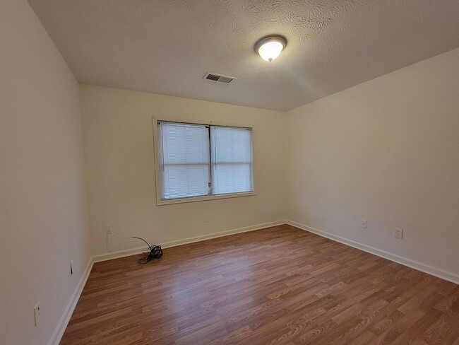 Building Photo - Fully Renovated 3BR/2BA Ranch-Style Townhome – SS Appliances &  Washer/Dryer