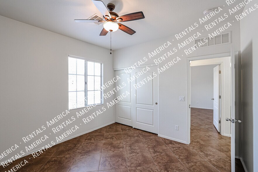 Building Photo - 5907 S 56th Dr