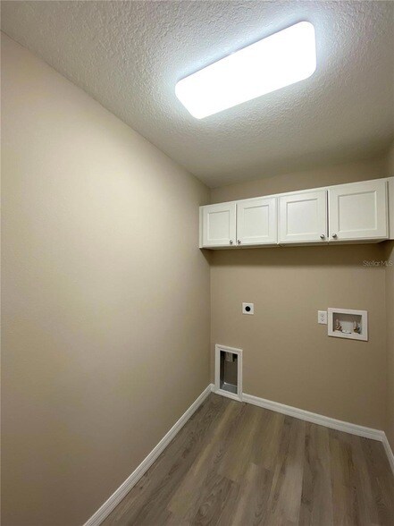 Building Photo - 6288 SW 151 Ln