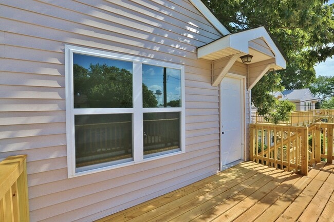 Building Photo - UPDATED & READY 07-14-25! 2-Bedroom 2nd Fl...