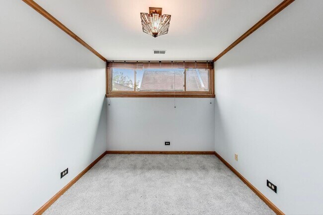 Building Photo - 821 S Racine Ave