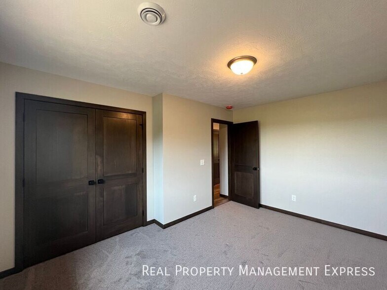 Building Photo - 3 Bed 2 Bath Townhome w/ Double Garage in Southeast SF