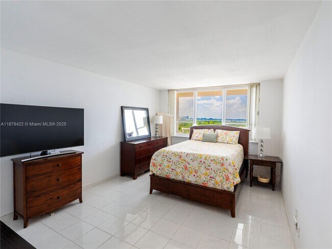 Building Photo - 5005 Collins Ave