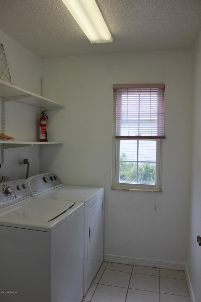 Building Photo - 108 N Lake Cir