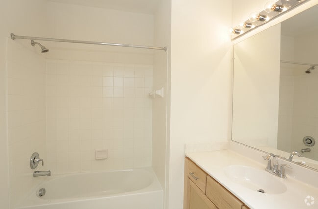 Interior Photo - Commons at Potomac Square