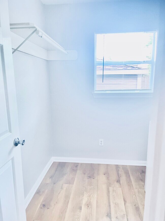 Huge laundry room - 2024 Jean St