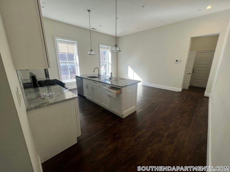 Building Photo - 1902 Washington St