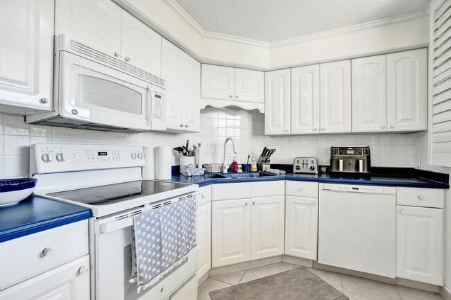 Building Photo - 132 Lakeshore Dr