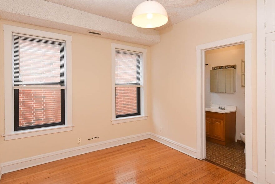 Building Photo - 3626 N Racine Ave