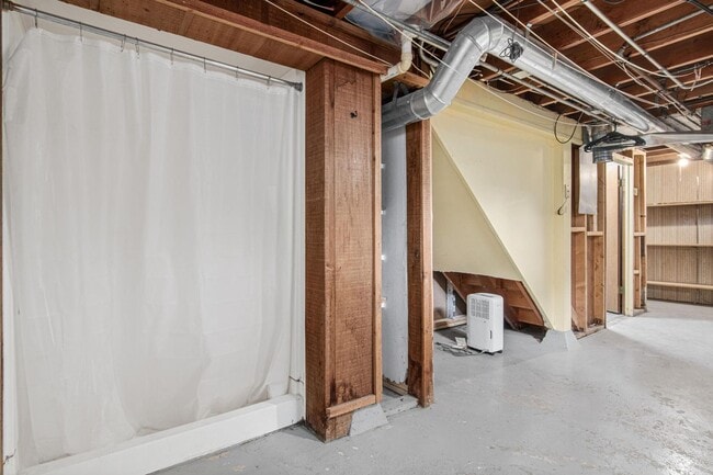 Building Photo - 3639 Benjamin St NE