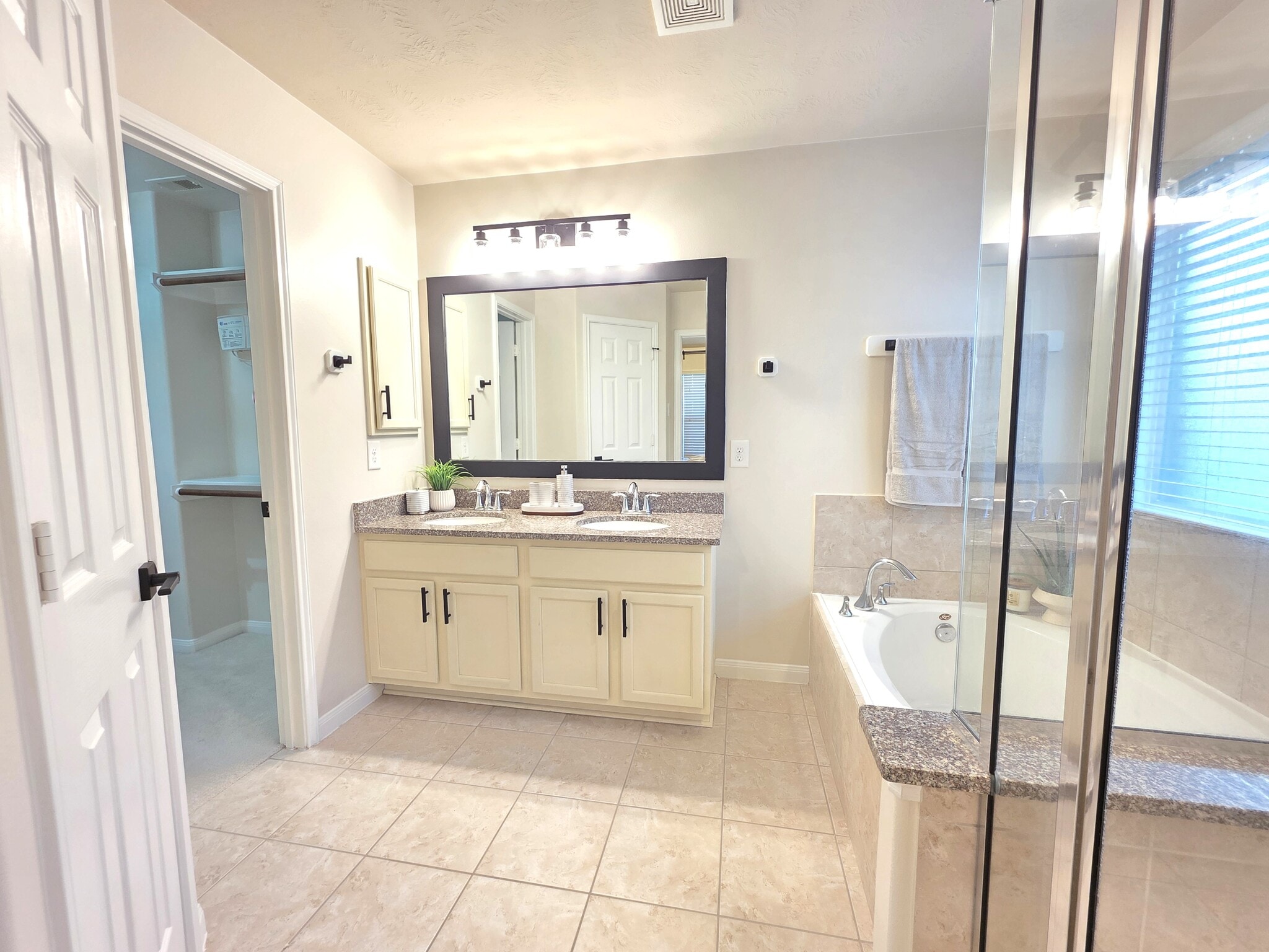 Building Photo - 15434 Kaston Dr