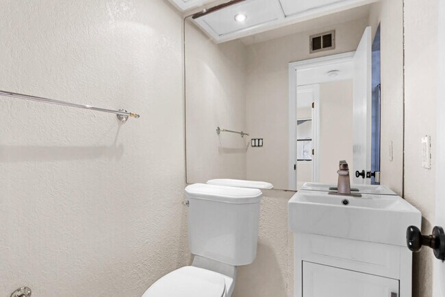 Building Photo - 8500 Mountain View Dr