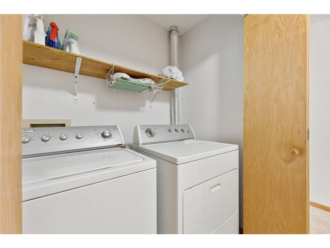 Building Photo - 2 Bed + Loft End Unit Townhome- Available 6/1