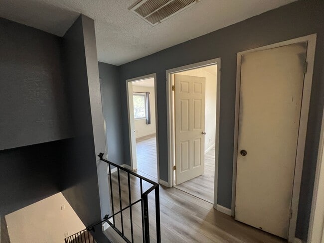 Building Photo - 2-bedroom condo near shopping & restaurants!