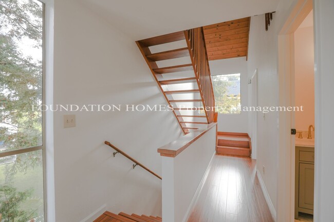 Building Photo - 2bed Townhouse Loft in Sycamore Park - FOU...