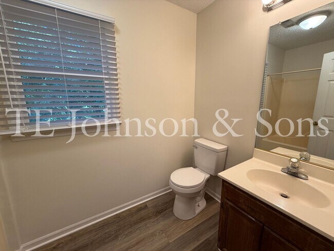 Building Photo - Charming 3-Bedroom Home with Spacious Yard...