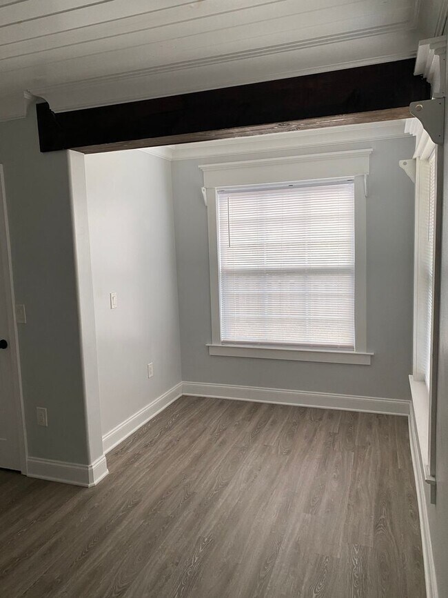 Building Photo - Beautifully renovated home!
