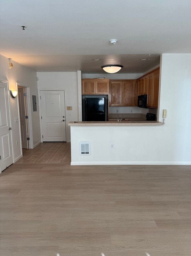 Building Photo - Downtown Oakland Secured access Condo with...