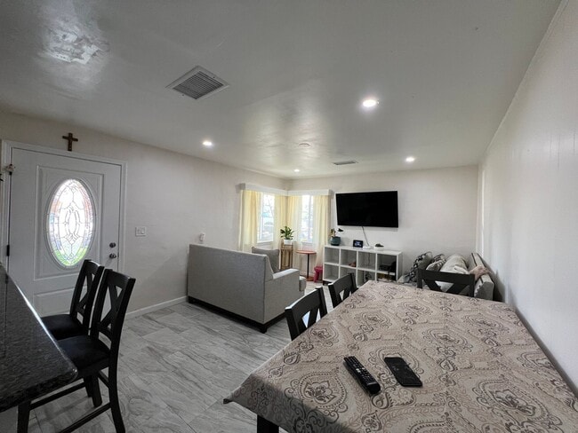 Building Photo - Beautiful 3 Bedroom 1 Bathroom House with Fenced and Landscaped Yard with All Utilities Included