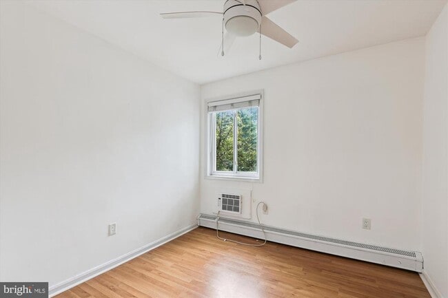 Building Photo - 513 12th St NE