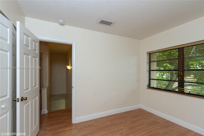 Building Photo - 10405 N Kendall Dr