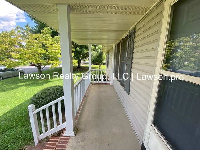 Building Photo - Spacious Hollins Four Bedroom w/ Finished Basement