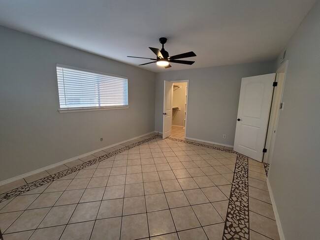 Building Photo - 219 W Silver Sands Dr