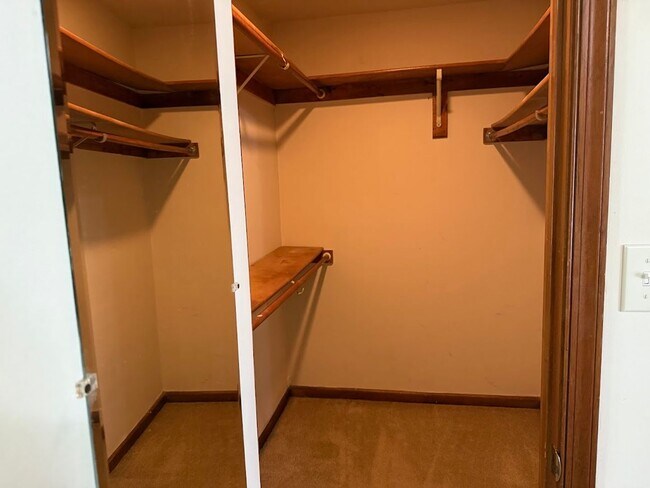 Building Photo - Stunning 3-bedroom Townhome in Heart of Vi...