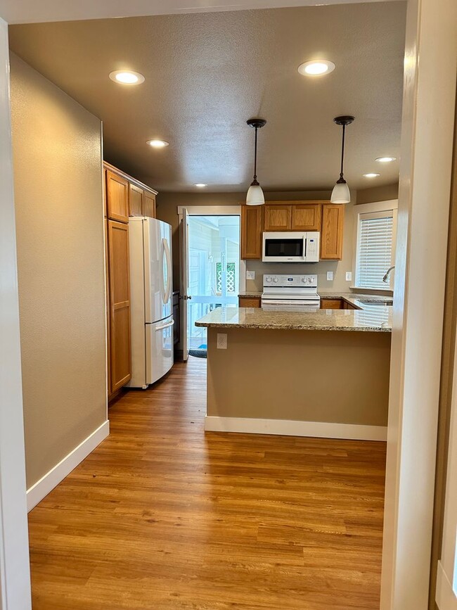 Building Photo - 3 Bedroom Home For Rent
