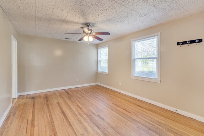 Building Photo - 23 N Parkwood Dr